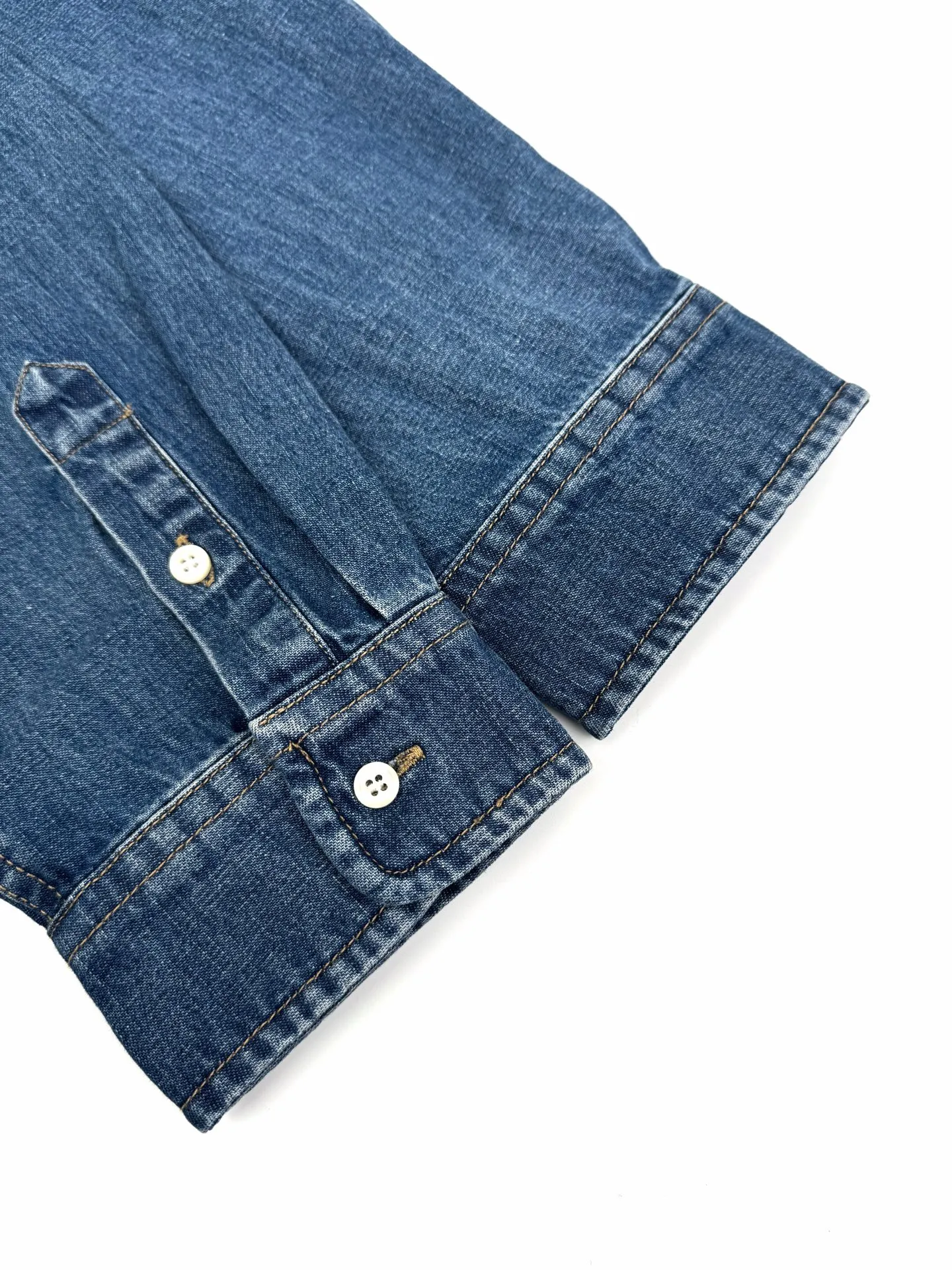 P430 Ralph Lauren colorful embroidered denim shirt. Customized thick-weave twill hoop denim. Soft and silky. Comfortable against the skin. Mist indigo. A denim poem dyed with time. The delicate colorful pony logo on the left chest jumps into indigo. It is highly recognizable. It brings an atmosphere of freedom and vitality. A symphony of pure and agile colors. The deconstructed poetics of the peak collar and placket create a lazy French atmosphere. Even walking has a designed sense of calmness. Process 1: Using imported machine embroidery technology, using advanced computer control systems and precision mechanical components to realize colorful pony embroidery operations with high precision and smooth and delicate lines. Process 2: Using multiple horse-wiping machines to rub sand in specific parts by using a high-pressure spray gun to achieve a local gradient effect, and then using frosting technology to create a unique texture pattern. The workmanship is extremely complex and time-consuming. Process 3: Using the washing and coloring process. Give priority to choosing a special desizing agent, then soak the fabric in it, evenly sizing it, and finally rinse it after desizing. The workmanship is extremely complex and the loss is high. Accessories: Customized 1:1 Ralph Lauren twist button Customized 1:1 Ralph Lauren trademark Version: Fitted version Size: S M L XL Style number: CC913
